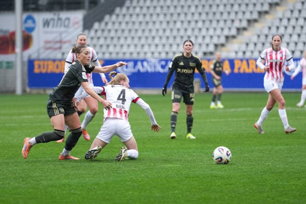 Google Pixel Frauen-Bundesliga: SC Freiburg vs. 1. FC Union Berlin, 14.02.2026 Zweikampf zwischen Lia Kamber (1. FC Union Berlin, 41) und Meret Felde (SC Freiburg, 4) Google Pixel Frauen-Bundesliga: SC Freiburg vs. 1. FC Union Berlin, Dreisamstadion, 14.02.2026 DFB DFL REGULATIONS PROHIBIT ANY USE OF PHOTOGRAPHS AS IMAGE SEQUENCES AND OR QUASI-VIDEO. Copyright: xBEAUTIFULxSPORTS Boscox