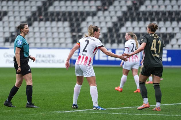 Google Pixel Frauen-Bundesliga: SC Freiburg vs. 1. FC Union Berlin, 14.02.2026 Lisa Karl (SC Freiburg, 2) die sich bei Lia Kamber (1. FC Union Berlin, 41) entschuldigt vor Annika Kost (Schiedsrichterin) Google Pixel Frauen-Bundesliga: SC Freiburg vs. 1. FC Union Berlin, Dreisamstadion, 14.02.2026 DFB DFL REGULATIONS PROHIBIT ANY USE OF PHOTOGRAPHS AS IMAGE SEQUENCES AND OR QUASI-VIDEO. Copyright: xBEAUTIFULxSPORTS Boscox