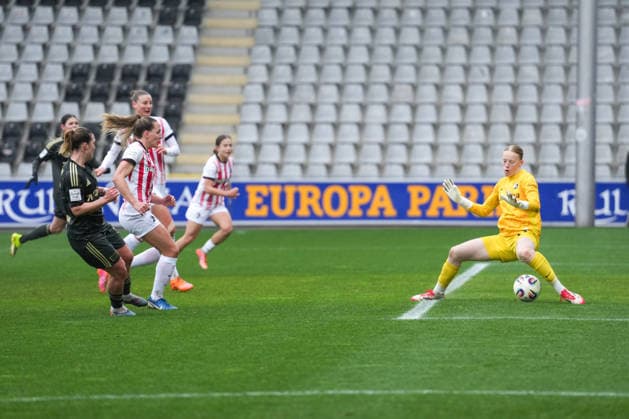 Google Pixel Frauen-Bundesliga: SC Freiburg vs. 1. FC Union Berlin, 14.02.2026 Dina Orschmann (1. FC Union Berlin, 11) mit einem Torschuss der von Rebecca Adamczyk (SC Freiburg, 33) gehalten wird Google Pixel Frauen-Bundesliga: SC Freiburg vs. 1. FC Union Berlin, Dreisamstadion, 14.02.2026 DFB DFL REGULATIONS PROHIBIT ANY USE OF PHOTOGRAPHS AS IMAGE SEQUENCES AND OR QUASI-VIDEO. Copyright: xBEAUTIFULxSPORTS Boscox