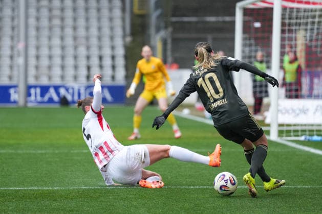 Google Pixel Frauen-Bundesliga: SC Freiburg vs. 1. FC Union Berlin, 14.02.2026 Dina Orschmann (1. FC Union Berlin, 11) im Zweikampf mit Julia Stierli (SC Freiburg, 5), die vorbei rutscht Google Pixel Frauen-Bundesliga: SC Freiburg vs. 1. FC Union Berlin, Dreisamstadion, 14.02.2026 DFB DFL REGULATIONS PROHIBIT ANY USE OF PHOTOGRAPHS AS IMAGE SEQUENCES AND OR QUASI-VIDEO. Copyright: xBEAUTIFULxSPORTS Boscox