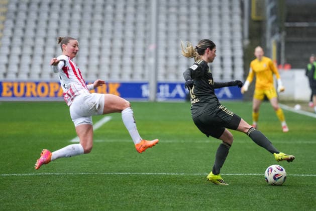 Google Pixel Frauen-Bundesliga: SC Freiburg vs. 1. FC Union Berlin, 14.02.2026 Dina Orschmann (1. FC Union Berlin, 11) im Zweikampf mit Julia Stierli (SC Freiburg, 5), die vorbei rutscht Google Pixel Frauen-Bundesliga: SC Freiburg vs. 1. FC Union Berlin, Dreisamstadion, 14.02.2026 DFB DFL REGULATIONS PROHIBIT ANY USE OF PHOTOGRAPHS AS IMAGE SEQUENCES AND OR QUASI-VIDEO. Copyright: xBEAUTIFULxSPORTS Boscox