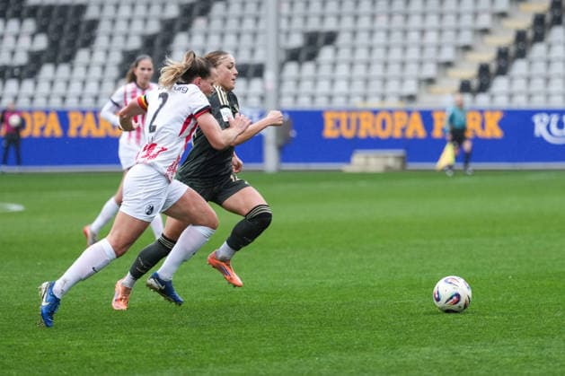 Google Pixel Frauen-Bundesliga: SC Freiburg vs. 1. FC Union Berlin, 14.02.2026 Zweikampf zwischen Lisa Karl (SC Freiburg, 2) und Lia Kamber (1. FC Union Berlin, 41) Google Pixel Frauen-Bundesliga: SC Freiburg vs. 1. FC Union Berlin, Dreisamstadion, 14.02.2026 DFB DFL REGULATIONS PROHIBIT ANY USE OF PHOTOGRAPHS AS IMAGE SEQUENCES AND OR QUASI-VIDEO. Copyright: xBEAUTIFULxSPORTS Boscox