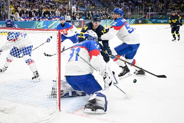 MILANO, ITALIEN 20260214 Sveriges Joel Eriksson Ek (14) mot Slovakiens Martin Marincin (52) och Slovakiens malvakt Samuel Hlavaj (31) under ishockeymatchen i grupp B mellan Sverige och Slovakien i Santagiulia Arena under OS i Milano. *** Bilden ingar i SPORTPAKET. För övriga BETALBILD *** MILANO ITALIEN x10070x *** MILANO, ITALY 20260214 Swedens Joel Eriksson Ek 14 against Slovakias Martin Marincin 52 and Slovakias goalkeeper Samuel Hlavaj 31 during the Group B ice hockey match between Sweden and Slovakia at the Santagiulia Arena during the Milan Olympics Picture in SPORT PACKAGE For others PAY PICTURE MILANO ITALY x10070x  Copyright: xJessicaxGow TTx OS 2026 ISHOCKEY SVERIGE-SLOVAKIEN