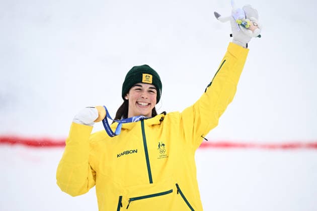 2026 WINTER Olympic Games, Olympische Spiele, Olympia, OS Jakara Anthony of Australia celebrates after being presented the Gold medal during the victory ceremony for the Women™s Dual Moguls Final at the Livigno Aerial and Moguls Park on day 8 of the 2026 Milano Cortina Winter Olympic Games in Livigno, Italy, Wednesday, February 11, 2026. ( NO ARCHIVING, EDITORIAL USE ONLY LIVIGNO SONDRIO ITALY  Copyright: xDANxHIMBRECHTSx 20260214120100520530