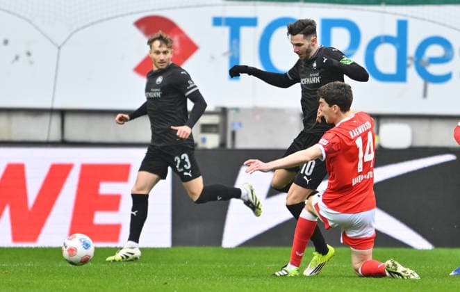 14.02.2026 - Fussball - Saison 2025 2026 - 2. Fussball - Bundesliga - 22. Spieltag: 1. FC Kaiserslautern FCK ( Rote Teufel ) - SpVgg Greuther Fürth SGF ( Kleeblatt ) - Sportfoto Zink - xwoxzix - DFL regulations prohibit any use of photographs as image sequences and or quasi-video - only for editorial use - ^Branimir Hrgota (10, SpVgg Greuther Fürth ) Jacob Rasmussen (14, 1. FC Kaiserslautern FCK )