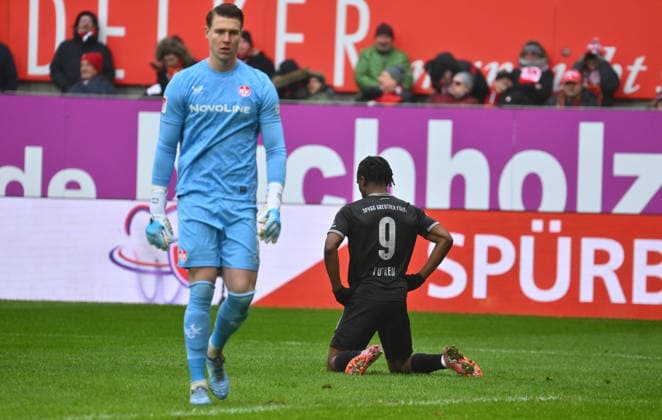 14.02.2026 - Fussball - Saison 2025 2026 - 2. Fussball - Bundesliga - 22. Spieltag: 1. FC Kaiserslautern FCK ( Rote Teufel ) - SpVgg Greuther Fürth SGF ( Kleeblatt ) - Sportfoto Zink - xwoxzix - DFL regulations prohibit any use of photographs as image sequences and or quasi-video - only for editorial use - Julian Krahl (1, 1. FC Kaiserslautern FCK ) Noel Futkeu (9, SpVgg Greuther Fürth ) nach vergebener Chance Torchance