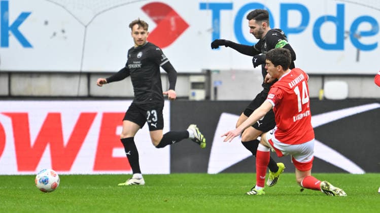 14.02.2026 - Fussball - Saison 2025 2026 - 2. Fussball - Bundesliga - 22. Spieltag: 1. FC Kaiserslautern FCK ( Rote Teufel ) - SpVgg Greuther Fürth SGF ( Kleeblatt ) - Sportfoto Zink - xwoxzix - DFL regulations prohibit any use of photographs as image sequences and or quasi-video - only for editorial use - Branimir Hrgota (10, SpVgg Greuther Fürth ) Jacob Rasmussen (14, 1. FC Kaiserslautern FCK )