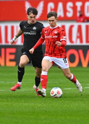 14.02.2026 - Fussball - Saison 2025 2026 - 2. Fussball - Bundesliga - 22. Spieltag: 1. FC Kaiserslautern FCK ( Rote Teufel ) - SpVgg Greuther Fürth SGF ( Kleeblatt ) - Sportfoto Zink - xwoxzix - DFL regulations prohibit any use of photographs as image sequences and or quasi-video - only for editorial use - Reno Münz Muenz (5, SpVgg Greuther Fürth ) Naatan Skyttä (15, 1. FC Kaiserslautern FCK )