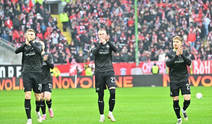 14.02.2026 - Fussball - Saison 2025 2026 - 2. Fussball - Bundesliga - 22. Spieltag: 1. FC Kaiserslautern FCK ( Rote Teufel ) - SpVgg Greuther Fürth SGF ( Kleeblatt ) - Sportfoto Zink MeZi - xmexzix - DFL regulations prohibit any use of photographs as image sequences and or quasi-video - only for editorial use - von links : Doni Edon Arifi (28, SpVgg Greuther Fürth ) Brynjar Ingi Bjarnason (25, SpVgg Greuther Fürth ) Jannik Dehm ( 23, SpVgg Greuther Fürth )