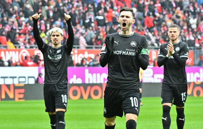 14.02.2026 - Fussball - Saison 2025 2026 - 2. Fussball - Bundesliga - 22. Spieltag: 1. FC Kaiserslautern FCK ( Rote Teufel ) - SpVgg Greuther Fürth SGF ( Kleeblatt ) - Sportfoto Zink MeZi - xmexzix - DFL regulations prohibit any use of photographs as image sequences and or quasi-video - only for editorial use - Branimir Hrgota (10, SpVgg Greuther Fürth ) energisch