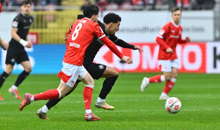 14.02.2026 - Fussball - Saison 2025 2026 - 2. Fussball - Bundesliga - 22. Spieltag: 1. FC Kaiserslautern FCK ( Rote Teufel ) - SpVgg Greuther Fürth SGF ( Kleeblatt ) - Sportfoto Zink - xwoxzix - DFL regulations prohibit any use of photographs as image sequences and or quasi-video - only for editorial use - Semih Sahin (8, 1. FC Kaiserslautern FCK ) Sayfallah Ltaief (47, SpVgg Greuther Fürth )