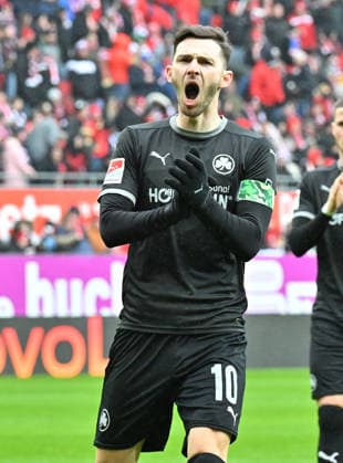 14.02.2026 - Fussball - Saison 2025 2026 - 2. Fussball - Bundesliga - 22. Spieltag: 1. FC Kaiserslautern FCK ( Rote Teufel ) - SpVgg Greuther Fürth SGF ( Kleeblatt ) - Sportfoto Zink MeZi - xmexzix - DFL regulations prohibit any use of photographs as image sequences and or quasi-video - only for editorial use - Branimir Hrgota (10, SpVgg Greuther Fürth ) energisch Jubel Freude