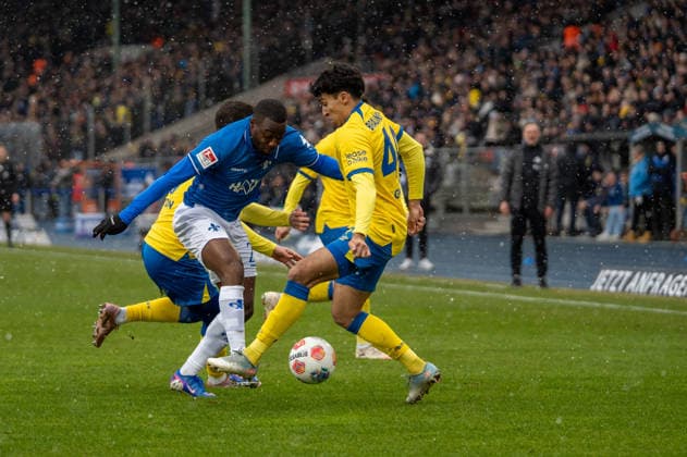 Deutschland, Fussball, 2. Bundesliga, Eintracht Braunschweig - SV Darmstadt am 14.02. in Braunschweig (Eintracht-Stadion): Zweikampf Johan Gomez (Eintracht Braunschweig 44) Merveille Papela (SV Darmstadt 98 21)