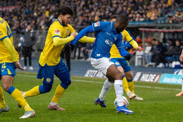 Deutschland, Fussball, 2. Bundesliga, Eintracht Braunschweig - SV Darmstadt am 14.02. in Braunschweig (Eintracht-Stadion): Zweikampf Mehmet Aydin (Eintracht Braunschweig 8) Merveille Papela (SV Darmstadt 98 21)