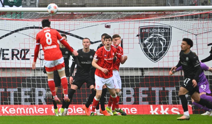 14.02.2026 - Fussball - Saison 2025 2026 - 2. Fussball - Bundesliga - 22. Spieltag: 1. FC Kaiserslautern FCK ( Rote Teufel ) - SpVgg Greuther Fürth SGF ( Kleeblatt ) - Sportfoto Zink - xwoxzix - DFL regulations prohibit any use of photographs as image sequences and or quasi-video - only for editorial use - Semih Sahin (8, 1. FC Kaiserslautern FCK ) unscharf ... erzielt Treffer Tor Torschuß zum 1:0