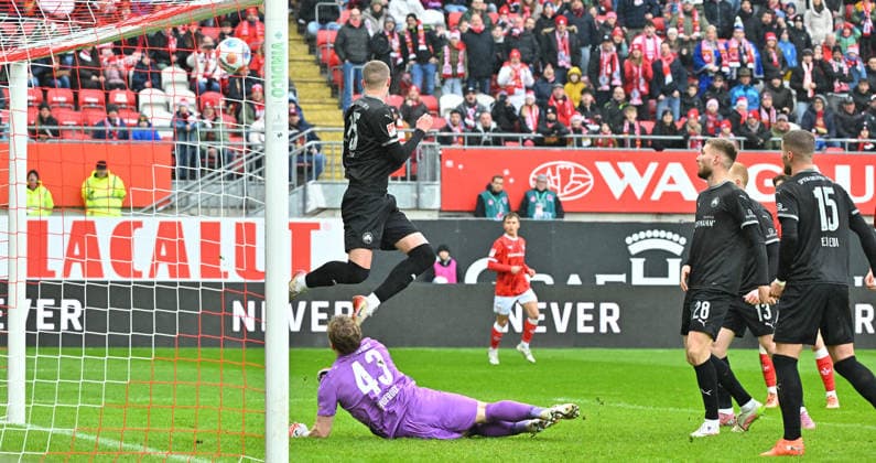 14.02.2026 - Fussball - Saison 2025 2026 - 2. Fussball - Bundesliga - 22. Spieltag: 1. FC Kaiserslautern FCK ( Rote Teufel ) - SpVgg Greuther Fürth SGF ( Kleeblatt ) - Sportfoto Zink MeZi - xmexzix - DFL regulations prohibit any use of photographs as image sequences and or quasi-video - only for editorial use - Silas Prüfrock (43, SpVgg Greuther Fürth ) Brynjar Ingi Bjarnason (25, SpVgg Greuther Fürth ) müssen Gegentor Tor zum 0:1 hinnehmen