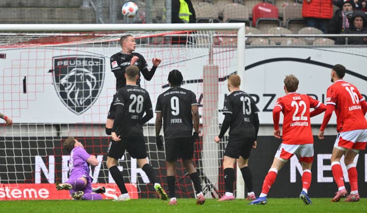 14.02.2026 - Fussball - Saison 2025 2026 - 2. Fussball - Bundesliga - 22. Spieltag: 1. FC Kaiserslautern FCK ( Rote Teufel ) - SpVgg Greuther Fürth SGF ( Kleeblatt ) - Sportfoto Zink - xwoxzix - DFL regulations prohibit any use of photographs as image sequences and or quasi-video - only for editorial use - Treffer Tor Torschuß zum 1:0 durch Semih Sahin (8, 1. FC Kaiserslautern FCK , nicht im Bild ) - Brynjar Ingi Bjarnason (25, SpVgg Greuther Fürth ) kommt nicht an Ball