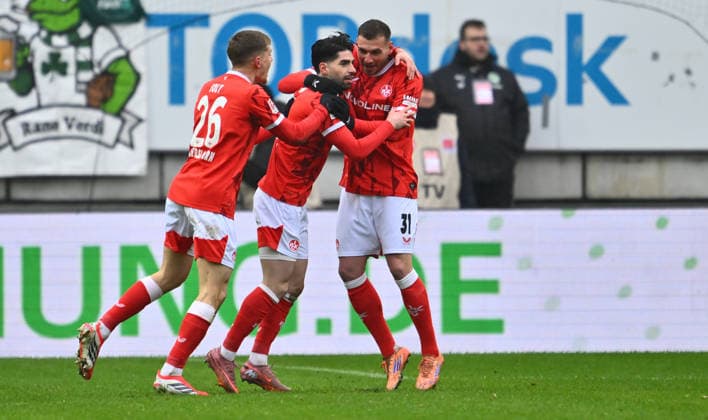14.02.2026 - Fussball - Saison 2025 2026 - 2. Fussball - Bundesliga - 22. Spieltag: 1. FC Kaiserslautern FCK ( Rote Teufel ) - SpVgg Greuther Fürth SGF ( Kleeblatt ) - Sportfoto Zink - xwoxzix - DFL regulations prohibit any use of photographs as image sequences and or quasi-video - only for editorial use - Torjubel Jubel Freude nach Treffer Tor Torschuß zum 1:0 durch Semih Sahin (8, 1. FC Kaiserslautern FCK ) - Paul Joly (26, 1. FC Kaiserslautern FCK ) Semih Sahin (8, 1. FC Kaiserslautern FCK ) Luca Sirch (31, 1. FC Kaiserslautern FCK )