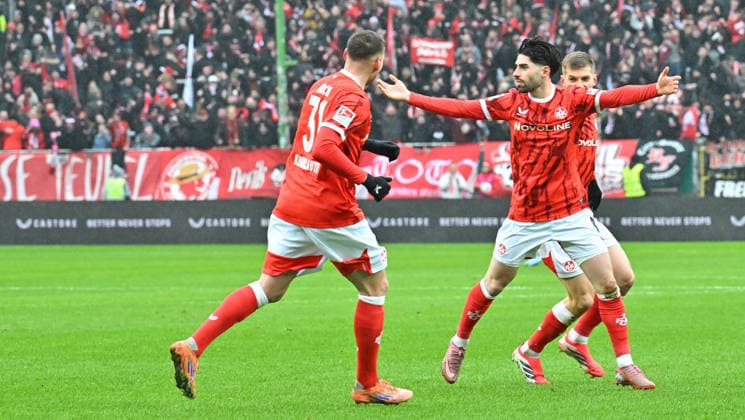 14.02.2026 - Fussball - Saison 2025 2026 - 2. Fussball - Bundesliga - 22. Spieltag: 1. FC Kaiserslautern FCK ( Rote Teufel ) - SpVgg Greuther Fürth SGF ( Kleeblatt ) - Sportfoto Zink MeZi - xmexzix - DFL regulations prohibit any use of photographs as image sequences and or quasi-video - only for editorial use - Torjubel Jubel Freude nach Treffer Tor Torschuß zum 1:0 durch Semih Sahin (8, 1. FC Kaiserslautern FCK )