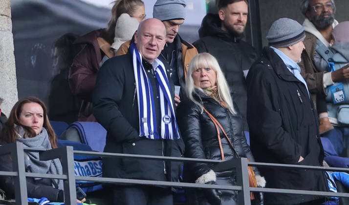 Regierender Bürgermeister Kai Wegner und Iris Spranger auf der Tribüne Fußball Fussball DFL 2. Bundesliga Herren 22. Spieltag Saison 2025 2026 14.02.2026 Hertha BSC Berlin vs. Hannover 96 DFL regulations prohibit any use of photographs as image sequences and or quasi-video