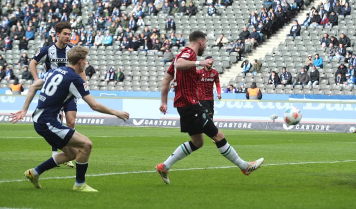 Boris Tomiak erzielt das Tor zum 0:1 Zweikampf Spielszene Aktion Fußball Fussball DFL 2. Bundesliga Herren 22. Spieltag Saison 2025 2026 14.02.2026 Hertha BSC Berlin vs. Hannover 96 DFL regulations prohibit any use of photographs as image sequences and or quasi-video