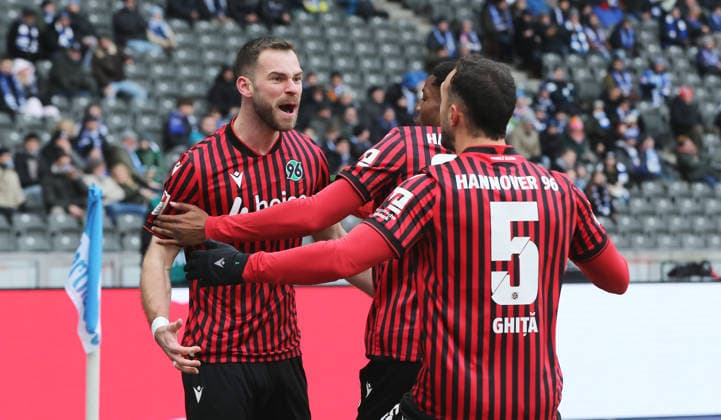 Boris Tomiak jubelt nach 0:1 mit Teamkollegen Freude Emotion Jubel Fußball Fussball DFL 2. Bundesliga Herren 22. Spieltag Saison 2025 2026 14.02.2026 Hertha BSC Berlin vs. Hannover 96 DFL regulations prohibit any use of photographs as image sequences and or quasi-video