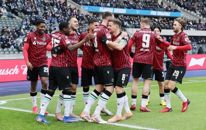 Boris Tomiak jubelt nach 0:1 mit Teamkollegen Freude Emotion Jubel Fußball Fussball DFL 2. Bundesliga Herren 22. Spieltag Saison 2025 2026 14.02.2026 Hertha BSC Berlin vs. Hannover 96 DFL regulations prohibit any use of photographs as image sequences and or quasi-video