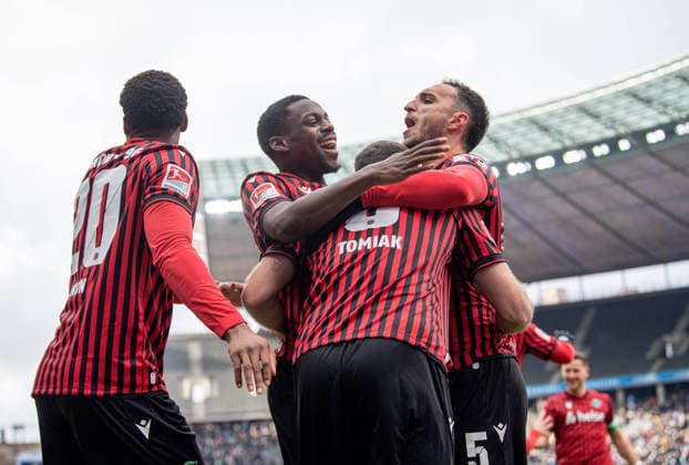 Fussball, Herren, Saison 2025 2026, 2. Bundesliga (22. Spieltag), Hertha BSC - Hannover 96, v.l. Ime Okon (Hannover), Noel Aseko (Hannover), Boris Tomiak (Hannover), Virgil Ghita (Hannover), Jubel nach Tor zum 0:1, 14.02. 2026,