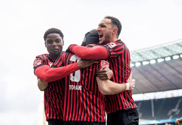 Fussball, Herren, Saison 2025 2026, 2. Bundesliga (22. Spieltag), Hertha BSC - Hannover 96, v.l. Ime Okon (Hannover), Boris Tomiak (Hannover), Virgil Ghita (Hannover), Jubel nach Tor zum 0:1, 14.02. 2026,