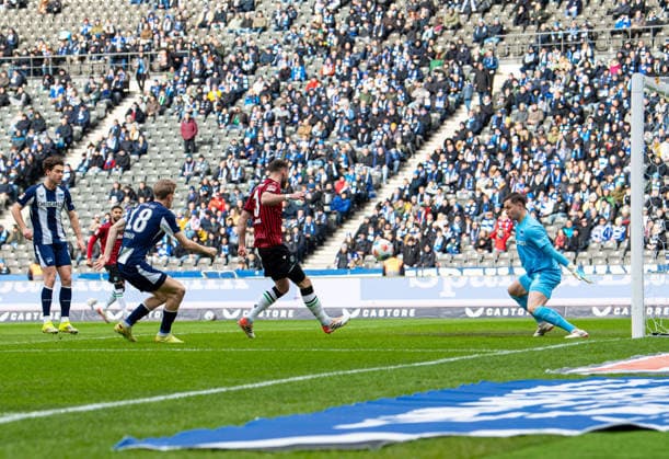 Fussball, Herren, Saison 2025 2026, 2. Bundesliga (22. Spieltag), Hertha BSC - Hannover 96, Boris Tomiak (Hannover) erzielt das Tor zum 0:1 gegen Luca Schuler (Hertha BSC) und Torhüter Tjark Ernst (Hertha BSC), 14.02. 2026,