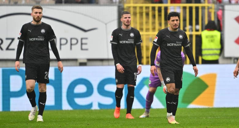 14.02.2026 - Fussball - Saison 2025 2026 - 2. Fussball - Bundesliga - 22. Spieltag: 1. FC Kaiserslautern FCK ( Rote Teufel ) - SpVgg Greuther Fürth SGF ( Kleeblatt ) - Sportfoto Zink - xwoxzix - DFL regulations prohibit any use of photographs as image sequences and or quasi-video - only for editorial use - Doni Edon Arifi (28, SpVgg Greuther Fürth ) Jan Elvedi (15, SpVgg Greuther Fürth ) Sayfallah Ltaief (47, SpVgg Greuther Fürth ) enttäuscht Enttäuschung