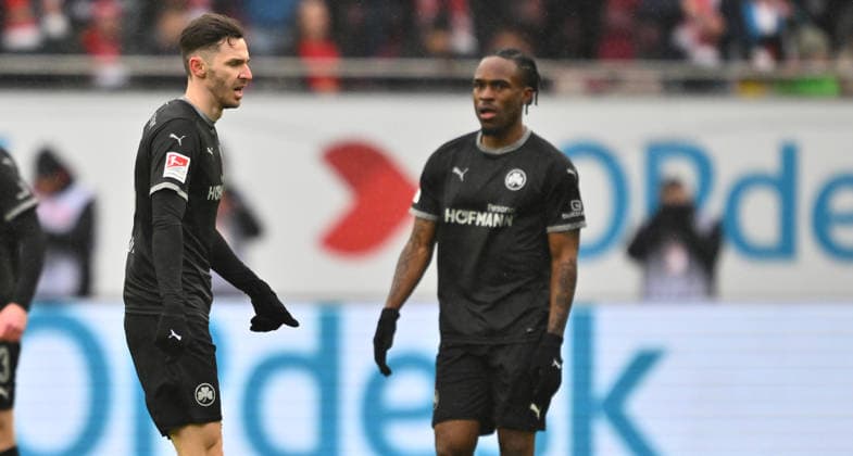 14.02.2026 - Fussball - Saison 2025 2026 - 2. Fussball - Bundesliga - 22. Spieltag: 1. FC Kaiserslautern FCK ( Rote Teufel ) - SpVgg Greuther Fürth SGF ( Kleeblatt ) - Sportfoto Zink - xwoxzix - DFL regulations prohibit any use of photographs as image sequences and or quasi-video - only for editorial use - Branimir Hrgota (10, SpVgg Greuther Fürth ) Noel Futkeu (9, SpVgg Greuther Fürth ) enttäuscht Enttäuschung