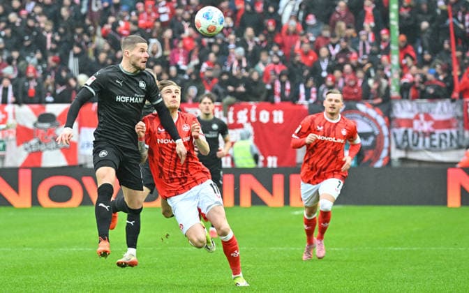 14.02.2026 - Fussball - Saison 2025 2026 - 2. Fussball - Bundesliga - 22. Spieltag: 1. FC Kaiserslautern FCK ( Rote Teufel ) - SpVgg Greuther Fürth SGF ( Kleeblatt ) - Sportfoto Zink MeZi - xmexzix - DFL regulations prohibit any use of photographs as image sequences and or quasi-video - only for editorial use - Jan Elvedi (15, SpVgg Greuther Fürth ) Normn Bassette (17, 1. FC Kaiserslautern FCK, rechts )