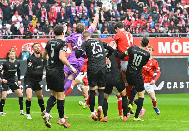 14.02.2026 - Fussball - Saison 2025 2026 - 2. Fussball - Bundesliga - 22. Spieltag: 1. FC Kaiserslautern FCK ( Rote Teufel ) - SpVgg Greuther Fürth SGF ( Kleeblatt ) - Sportfoto Zink MeZi - xmexzix - DFL regulations prohibit any use of photographs as image sequences and or quasi-video - only for editorial use - Silas Prüfrock (43, SpVgg Greuther Fürth ) mit Faustabwehr