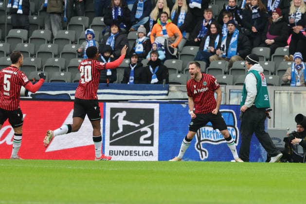 2. Fußball Bundesliga: Hertha BSC - Hannover 96 , 14.02.2026 Torjubel, Jubel. Boris Tomiak (Hannover, 3) jubelt über das Tor zum 0:1 mit Ime Okon (Hannover, 20), während der Begegnung in der 2. Fußball Bundesliga: Hertha BSC - Hannover 96 in Berlin, Olympiastadion, am 14.02.2026. DFB regulations prohibit any use of photographs as image sequences and or quasi video.