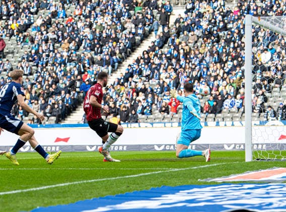 Fussball, Herren, Saison 2025 2026, 2. Bundesliga (22. Spieltag), Hertha BSC - Hannover 96, Boris Tomiak (Hannover) erzielt das Tor zum 0:1 gegen Luca Schuler (Hertha BSC) und Torhüter Tjark Ernst (Hertha BSC), 14.02. 2026,