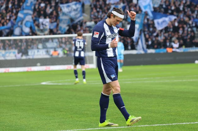 2. Fußball Bundesliga: Hertha BSC - Hannover 96 , 14.02.2026 Fabian Reese (Hertha, 11) zeigt Daumen hoch , ist zufrieden, während der Begegnung in der 2. Fußball Bundesliga: Hertha BSC - Hannover 96 in Berlin, Olympiastadion, am 14.02.2026. DFB regulations prohibit any use of photographs as image sequences and or quasi video.