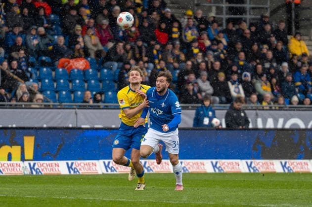Deutschland, Fussball, 2. Bundesliga, Eintracht Braunschweig - SV Darmstadt am 14.02. in Braunschweig (Eintracht-Stadion): Killian Corredor (SV Darmstadt 98 34) Lukas Frenkert (Eintracht Braunschweig 29)