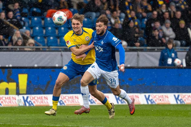Deutschland, Fussball, 2. Bundesliga, Eintracht Braunschweig - SV Darmstadt am 14.02. in Braunschweig (Eintracht-Stadion): Killian Corredor (SV Darmstadt 98 34) Lukas Frenkert (Eintracht Braunschweig 29)