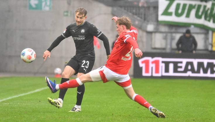 14.02.2026 - Fussball - Saison 2025 2026 - 2. Fussball - Bundesliga - 22. Spieltag: 1. FC Kaiserslautern FCK ( Rote Teufel ) - SpVgg Greuther Fürth SGF ( Kleeblatt ) - Sportfoto Zink - xwoxzix - DFL regulations prohibit any use of photographs as image sequences and or quasi-video - only for editorial use - Jannik Dehm ( 23, SpVgg Greuther Fürth ) Mika Haas (22, 1. FC Kaiserslautern FCK )