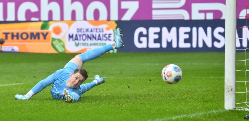 14.02.2026 - Fussball - Saison 2025 2026 - 2. Fussball - Bundesliga - 22. Spieltag: 1. FC Kaiserslautern FCK ( Rote Teufel ) - SpVgg Greuther Fürth SGF ( Kleeblatt ) - Sportfoto Zink - xwoxzix - DFL regulations prohibit any use of photographs as image sequences and or quasi-video - only for editorial use - Julian Krahl (1, 1. FC Kaiserslautern FCK ) *** 14 02 2026 Soccer Season 2025 2026 2 Soccer Bundesliga 22 Matchday 1 FC Kaiserslautern FCK Rote Teufel SpVgg Greuther Fürth SGF Kleeblatt Sportfoto Zink xwoxzix DFL regulations prohibit any use of photographs as image sequences and or quasi video only for editorial use Julian Krahl 1, 1 FC Kaiserslautern FCK