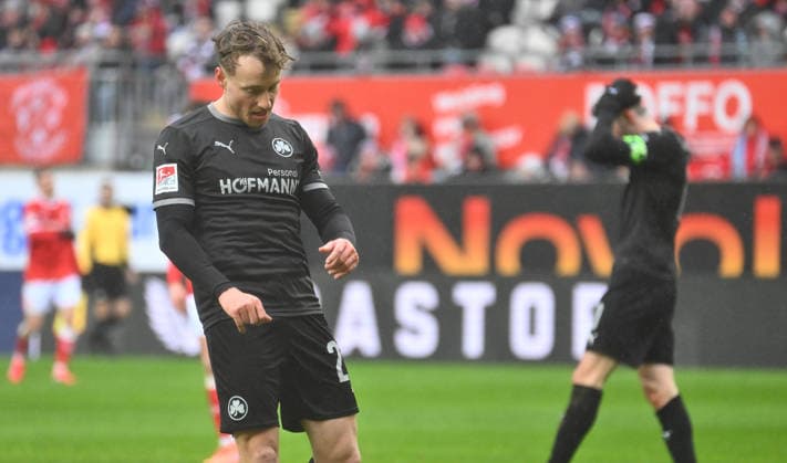 14.02.2026 - Fussball - Saison 2025 2026 - 2. Fussball - Bundesliga - 22. Spieltag: 1. FC Kaiserslautern FCK ( Rote Teufel ) - SpVgg Greuther Fürth SGF ( Kleeblatt ) - Sportfoto Zink - xwoxzix - DFL regulations prohibit any use of photographs as image sequences and or quasi-video - only for editorial use - Jannik Dehm ( 23, SpVgg Greuther Fürth ) enttäuscht Enttäuschung