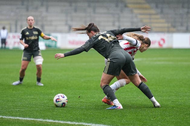 Google Pixel Frauen-Bundesliga: SC Freiburg vs. 1. FC Union Berlin, 14.02.2026 Zweikampf zwischen Ni? Szenk (SC Freiburg, 19) und Hannah Eurlings (1. FC Union Berlin, 14) Google Pixel Frauen-Bundesliga: SC Freiburg vs. 1. FC Union Berlin, Dreisamstadion, 14.02.2026 DFB DFL REGULATIONS PROHIBIT ANY USE OF PHOTOGRAPHS AS IMAGE SEQUENCES AND OR QUASI-VIDEO. Copyright: xBEAUTIFULxSPORTS Boscox