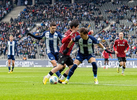 Fussball, Herren, Saison 2025 2026, 2. Bundesliga (22. Spieltag), Hertha BSC - Hannover 96, v.l. Josip Brekalo (Hertha BSC), Daisuke Yokota (Hannover), Michal Karbownik (Hertha BSC), 14.02. 2026,