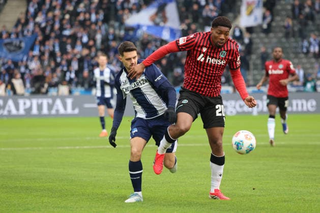2. Fußball Bundesliga: Hertha BSC - Hannover 96 , 14.02.2026 Josip Brekalo (Hertha, 7) im Zweikampf mit Ime Okon (Hannover, 20), während der Begegnung in der 2. Fußball Bundesliga: Hertha BSC - Hannover 96 in Berlin, Olympiastadion, am 14.02.2026. DFB regulations prohibit any use of photographs as image sequences and or quasi video.