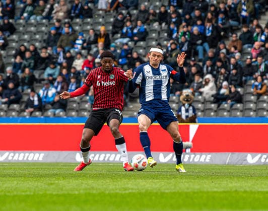 Fussball, Herren, Saison 2025 2026, 2. Bundesliga (22. Spieltag), Hertha BSC - Hannover 96, v.l. Ime Okon (Hannover), Fabian Reese (Hertha BSC), 14.02. 2026,