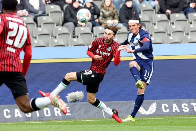DEU, DFL, 2. FBL, Hertha BSC vs. Hannover 96, 14.02.2026, Berliner Olympiastadion, Berlin, DEU, DFL, 2. FBL, Hertha BSC vs. Hannover 96, im Bild Fabian Reese (Hertha BSC Berlin 11), Kolja Oudenne (Hannover 96 29) DFL - regulations prohibit any use of Photographs as image sequences and or quasi-video