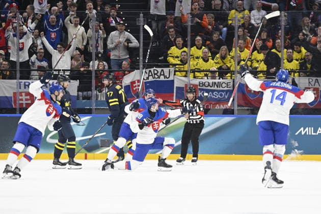 MILANO, ITALIEN 20260214 Slovakiens Martin Gernat (28) jublar efter att ha kvitterat till 2-2 under ishockeymatchen i grupp B mellan Sverige och Slovakien i Santagiulia Arena under OS i Milano. *** Bilden ingar i SPORTPAKET. För övriga BETALBILD *** MILANO ITALIEN x10070x *** MILANO, ITALY 20260214 Slovakias Martin Gernat 28 celebrates after scoring a 2-2 draw during the Group B ice hockey match between Sweden and Slovakia at the Santagiulia Arena during the Milan Olympics Picture in SPORTS PACKAGE For other PAYPICTURE MILANO ITALY x10070x  Copyright: xJessicaxGow TTx OS 2026 ISHOCKEY SVERIGE-SLOVAKIEN