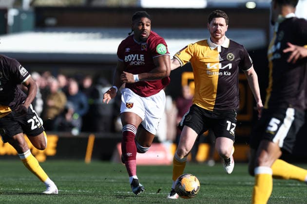 Burton Albion v West Ham United, FA Cup Burton Albion midfielder George Evans (12) holds off West Ham United forward Adama Traore (17) during the FA Cup match between Burton Albion and West Ham United at the Pirelli Stadium, Burton upon Trent, UK on 14 February 2026. Burton upon Trent Pirelli Stadium Staffordshire UK Editorial use only DataCo restrictions apply See www.football-dataco.com , Copyright: xJohnxMallettx PSI-23741-0036