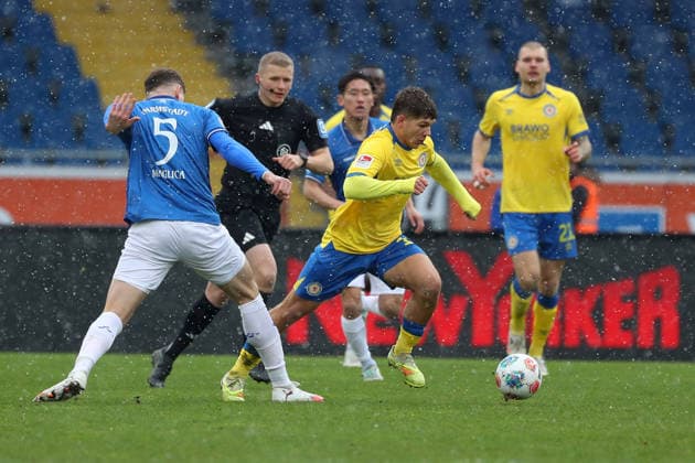 Braunschweig vs. Darmstadt, 2. BL Braunschweig, 14.02.2026, Fußball, Herren, 2. BL, Saison 2025 2026, Eintracht Braunschweig vs. SV Darmstadt 98: Matej Maglica (SV Darmstadt 98), Jovan Mijatovic (Eintracht Braunschweig) (DFL DFB REGULATIONS PROHIBIT ANY USE OF PHOTOGRAPHS as IMAGE SEQUENCES and or QUASI-VIDEO) Stadion an der Hamburger Straße Niedersachsen Deutschland